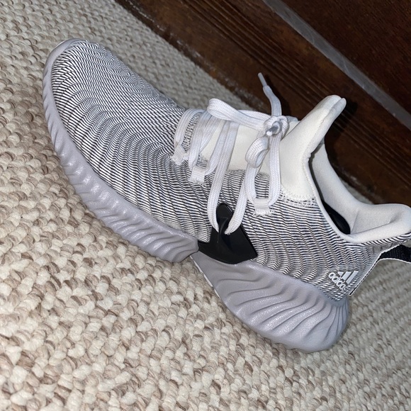 Adidas Alphabounce Kids size 5 - Picture 3 of 3